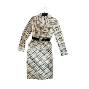 White House Black Market size 00 black & white Women’s tweed suit